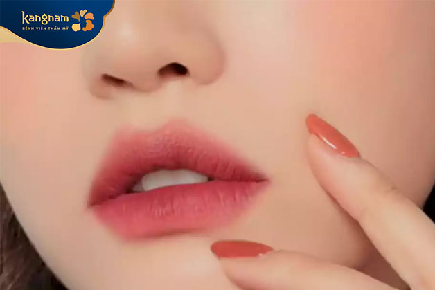 Phun môi ombre tạo hiệu ứng tự nhiên hơn