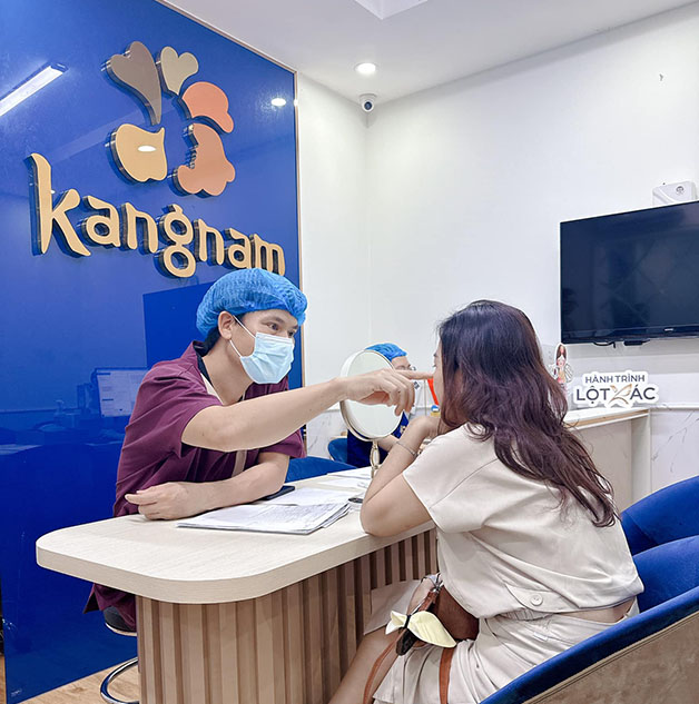 Khách hàng được thăm khám tỉ mỉ trước khi nâng mũi