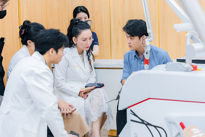 Đội ngũ bác sĩ và kỹ thuật viên Kangnam đang nghiên cứu giao diện và chức năng của máy Laser Discovery Pico