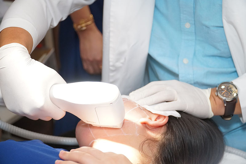 Khách hàng thư giãn trong khi bác sĩ sử dụng công nghệ LinearZ