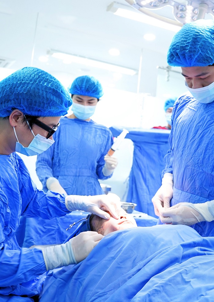 Những bác sĩ có tay nghề cao đảm bảo quá trình thực hiện cấy mỡ cho khách hàng diễn ra thuận lợi