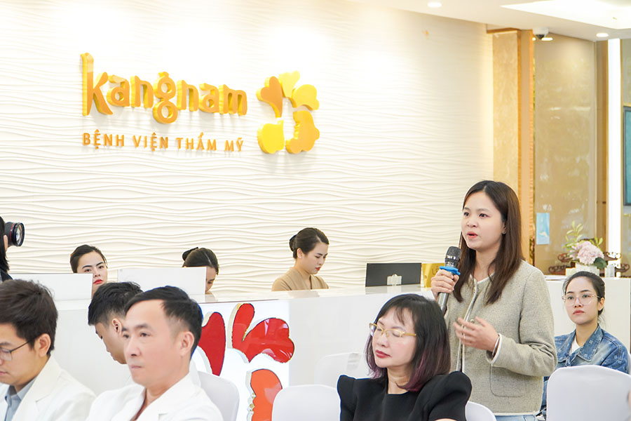 Khách hàng thảo luận sôi nổi cùng bác sĩ