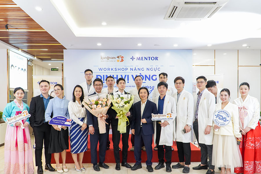 Các bác sĩ và chuyên gia chụp hình lưu niệm sau khi kết thúc hội thảo