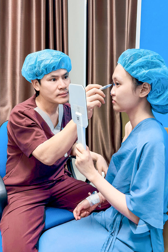 Bác sĩ Lucas Hoàng phác thảo và đánh dấu vùng mũi trước khi phẫu thuật