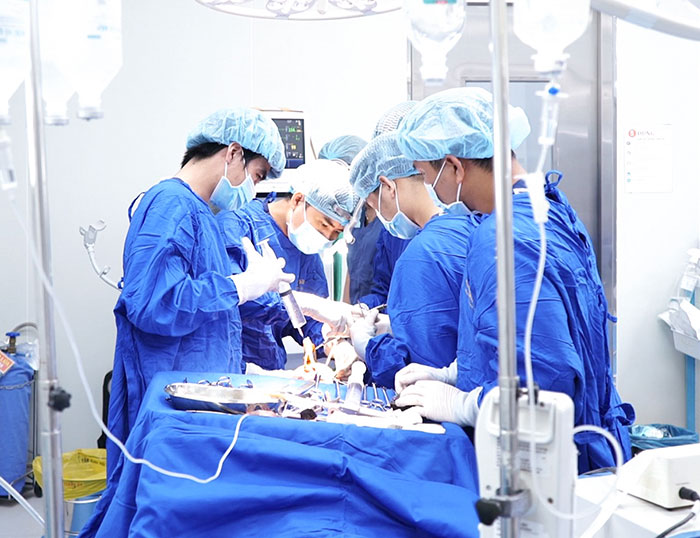 Ekip bác sĩ tiến hành phẫu thuật chỉnh hàm