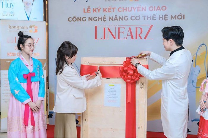 Đại diện bệnh viện Thẩm mỹ Kangnam “đập hộp” máy nâng cơ LinearZ