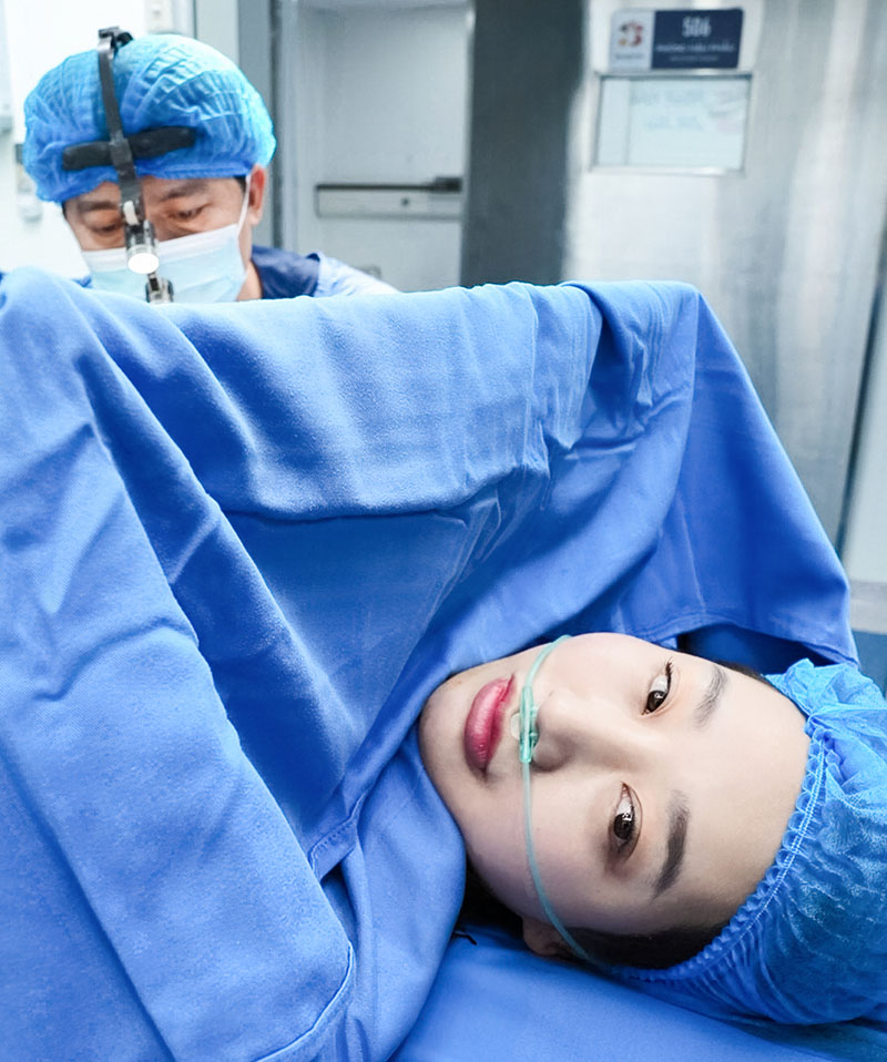 Được áp dụng kỹ thuật vô cảm đa mô thức, Hà Duyên thoải mái trong cả quá trình nâng ngực