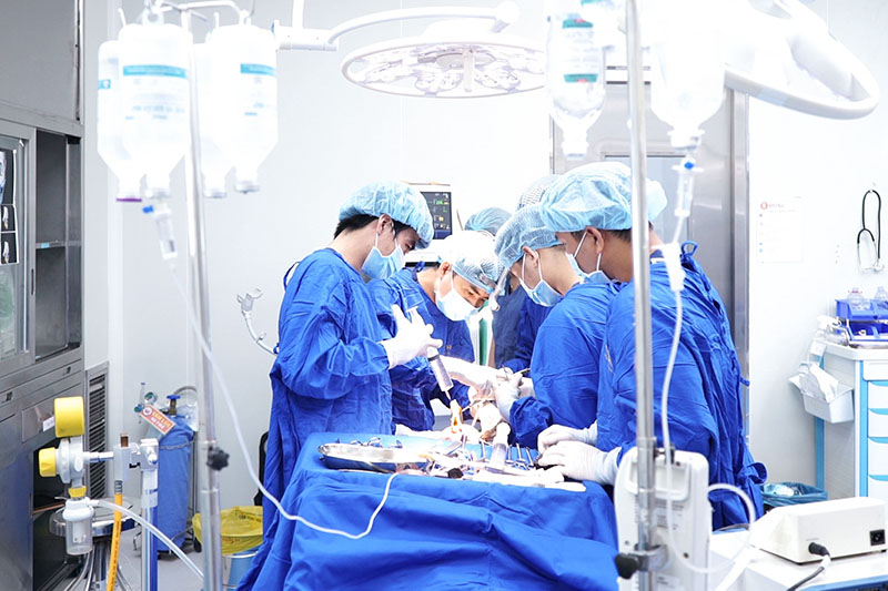 Ekip bác sĩ “dồn lực” phẫu thuật cho cô nàng Minh Xuân