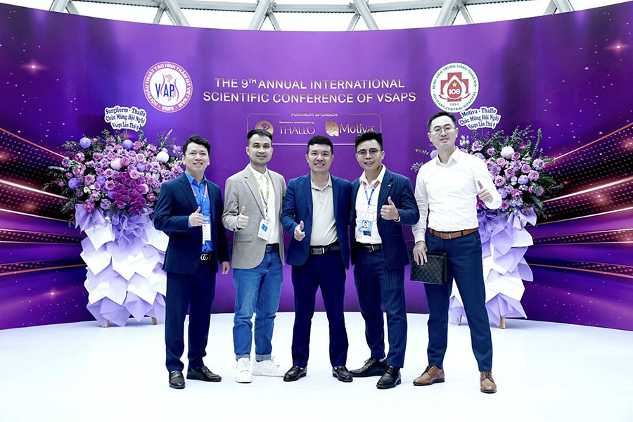 Các bác sĩ tại Kangnam chụp hình lưu niệm tại hội nghị