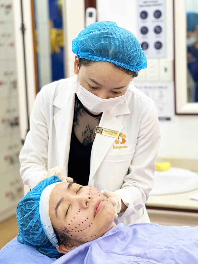 Bác sĩ có tay nghề cao thực hiện căng chỉ sẽ đảm bảo an toàn cho khách hàng