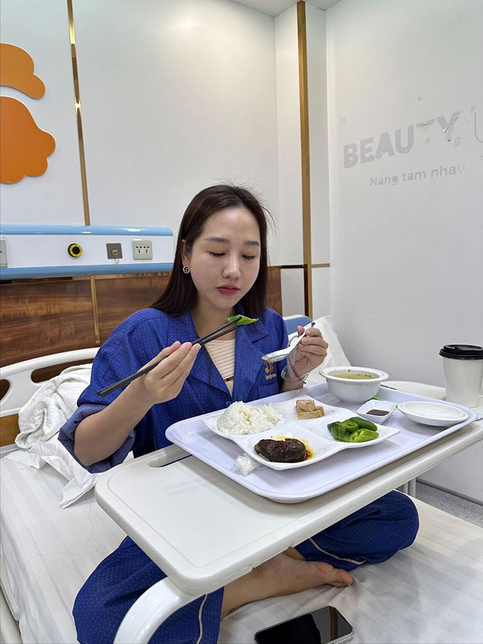 Hà Duyên tươi tắn ngay sau ca phẫu thuật