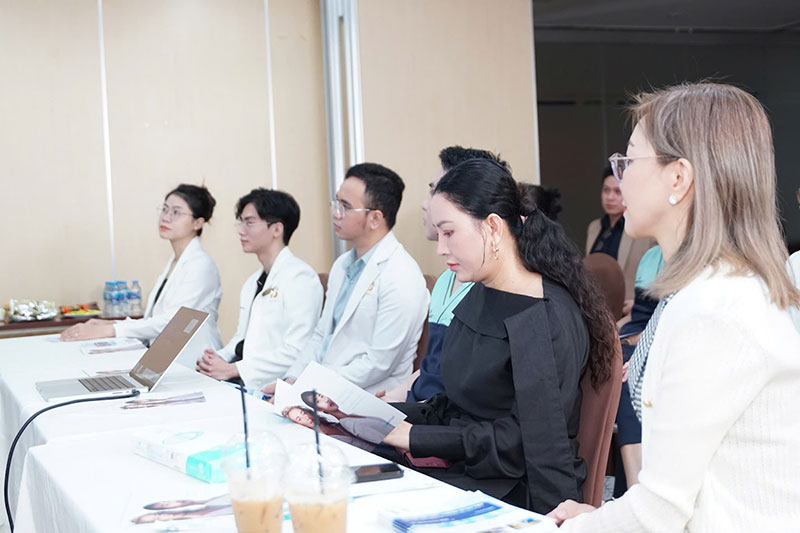 Bác sĩ Jolie Huynh cùng các bác sĩ da liễu Kangnam tham dự buổi đào tạo
