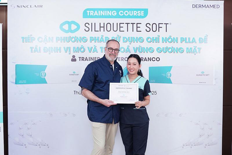 Dr.Joie chụp ảnh cùng Dr. Franco