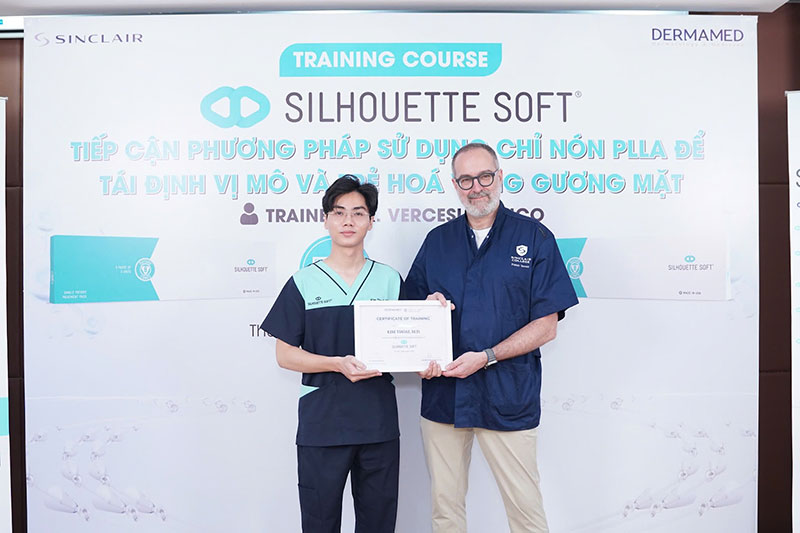 Dr Kim Bệnh viện Thẩm mỹ Kangnam cùng Dr. Franco