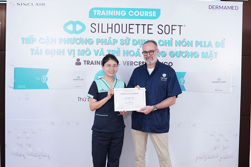 Bác sĩ chuyên khoa Da liễu chụp ảnh cùng Dr. Franco