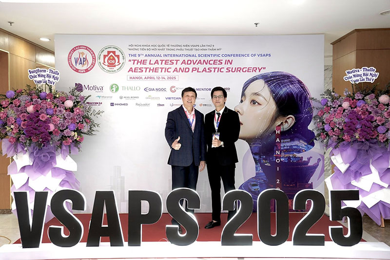  Dr. Henry Nguyễn (góc phải) tại hội nghị