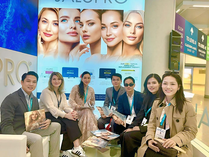 Tham dự hội nghị giúp Dr Jolie tiếp cận được những công nghệ làm đẹp mới trên thế giới