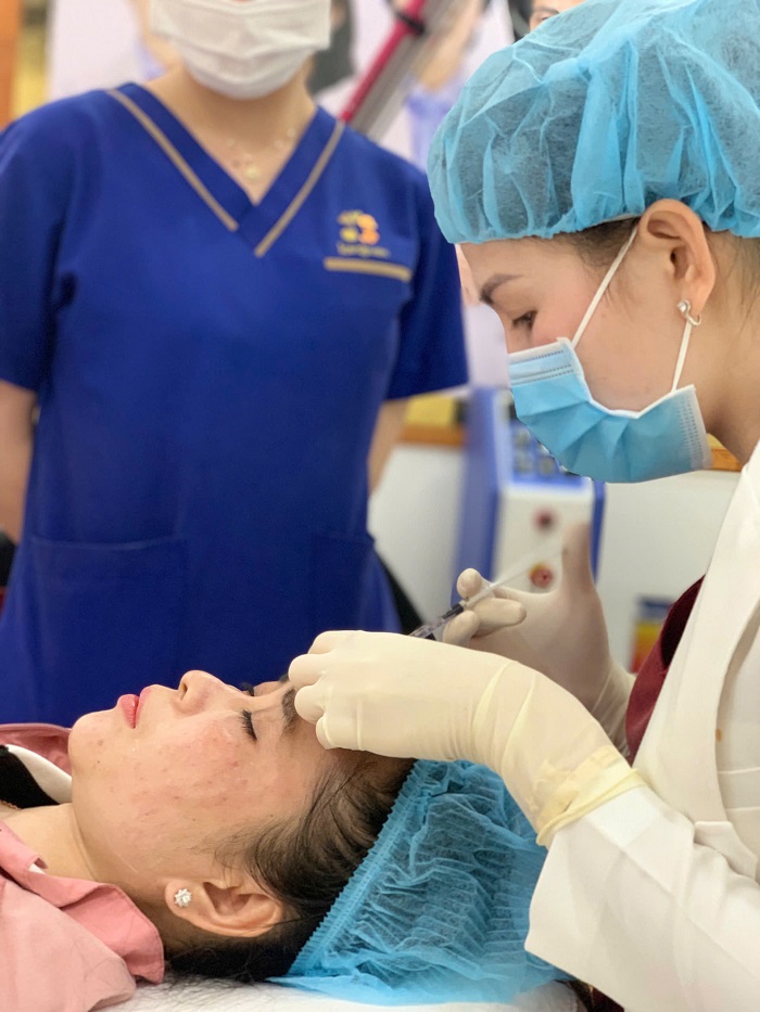 Khách hàng được tiêm tinh chất sinh học