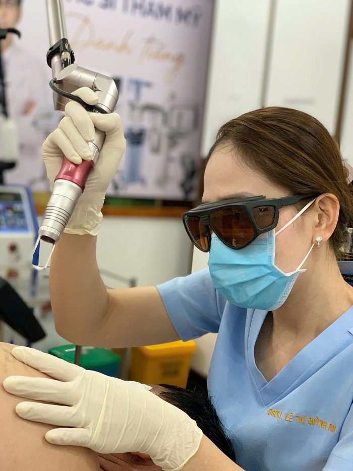 Trực tiếp bác sĩ chuyên khoa Da liễu nhiều năm kinh nghiệm điều trị cho khách hàng