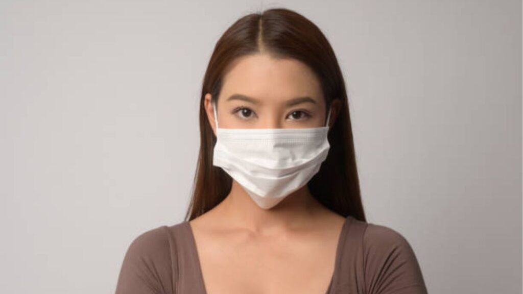 Phun môi xong có nên đeo khẩu trang không?