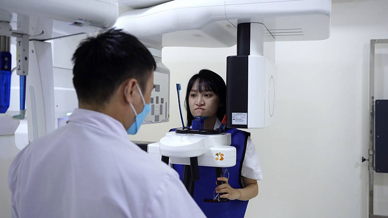 Trước khi tiến hành phẫu thuật hàm mặt, khách hàng được thăm khám kĩ lưỡng