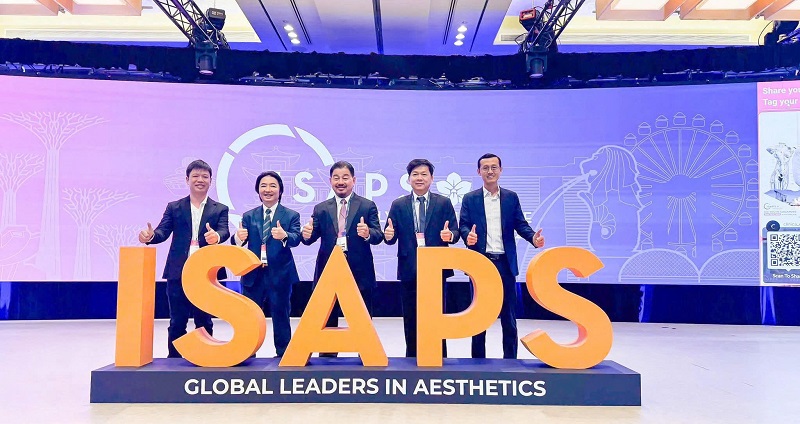 Dr. Richard Huy chụp hình cùng các đồng nghiệp