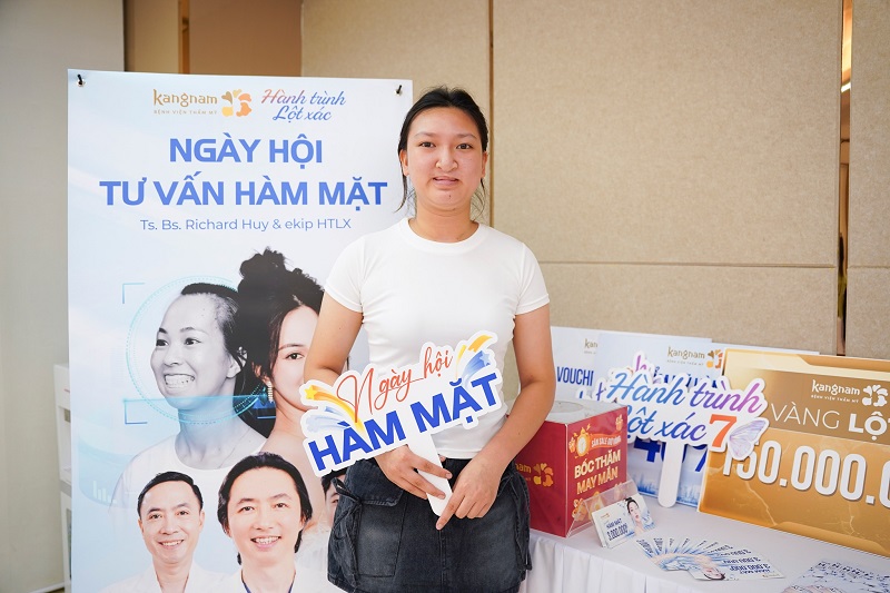 Khách hàng tham dự cảm thấy yên tâm hơn khi được các bác sĩ tư vấn tận tình