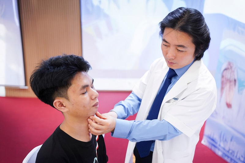 TS.BS Richard Huy thăm khám và tư vấn cho khách hàng