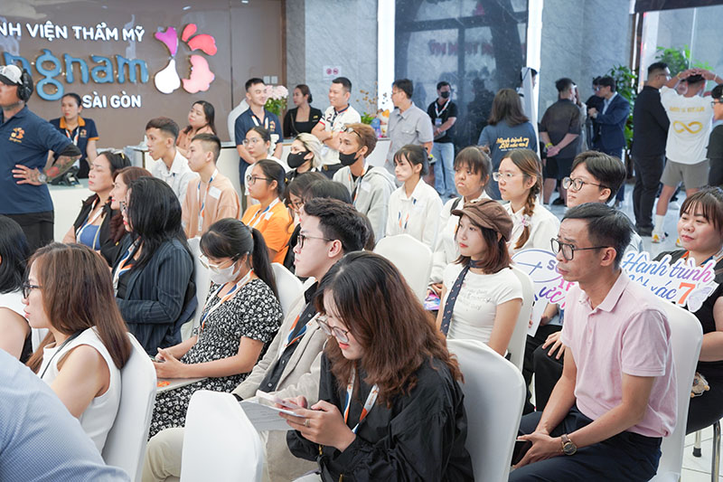 Các thí sinh và khách mời trong buổi casting offline