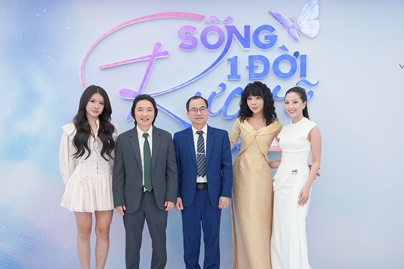 Ban khám khảo và bác sĩ trong ekip Hành trình Lột xác tại buổi casting offline