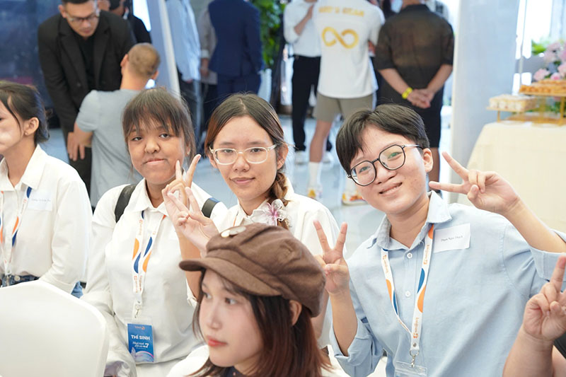 Bảo Ngọc (ngồi giữa) gặp tình trạng khiếm khuyết nặng một bên hàm mặt