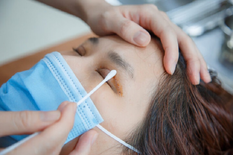 Làm sạch mí mắt bằng nước muối sinh lý