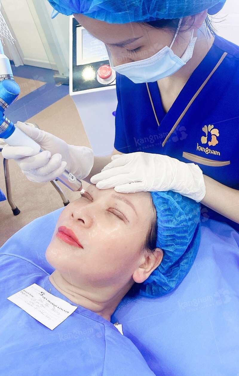 Chiếu tia plasma lạnh giúp giảm thiểu sưng nề