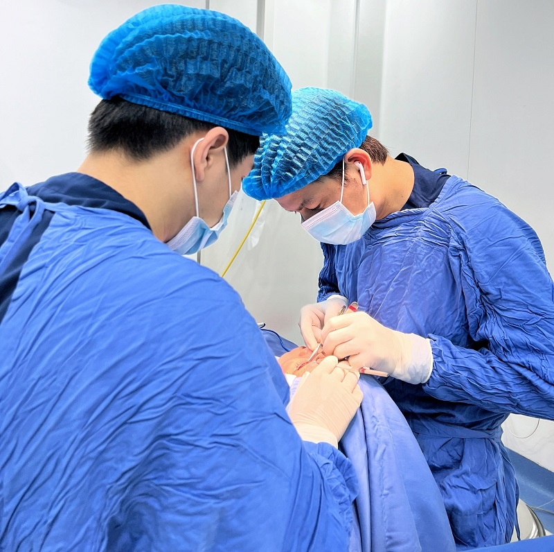 Các bác sĩ tại Kangnam sử dụng dao mổ Plasma để cắt mí