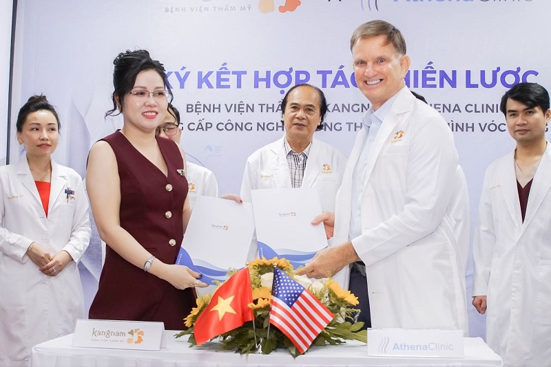 Bà Lê Minh Đương (bên trái) và Ông Dr. Robert Peterson (bên phải) đại diện ký kết