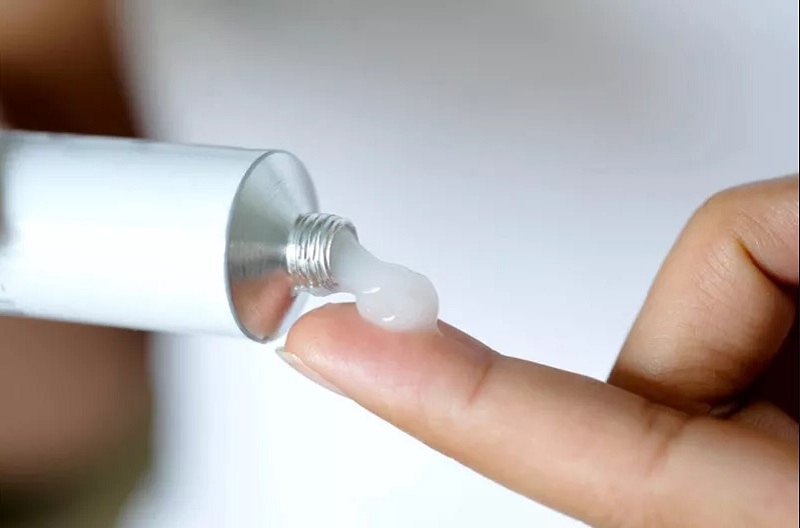 Dùng kem trị sẹo sau khi cắt mí giúp giảm thiểu nguy cơ hình thành sẹo