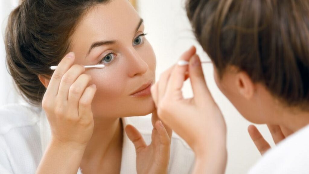 Vệ sinh mắt sau khi cắt mí đúng cách: Thời điểm, các bước & lưu ý quan trọng
