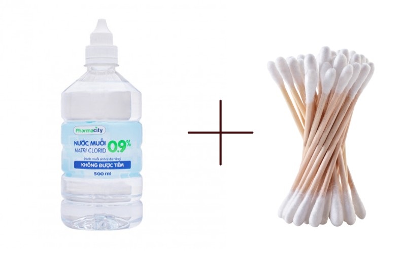 Chuẩn bị nước muối sinh lý và tăm bông