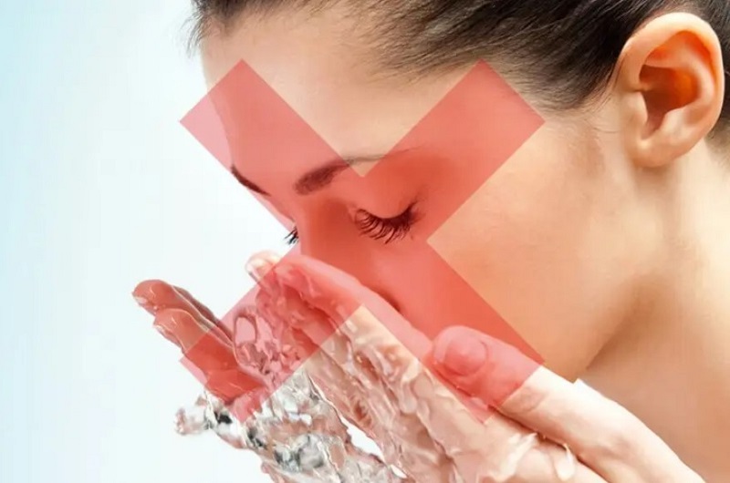 Dùng nước bẩn có thể khiến mí mắt bị sưng viêm