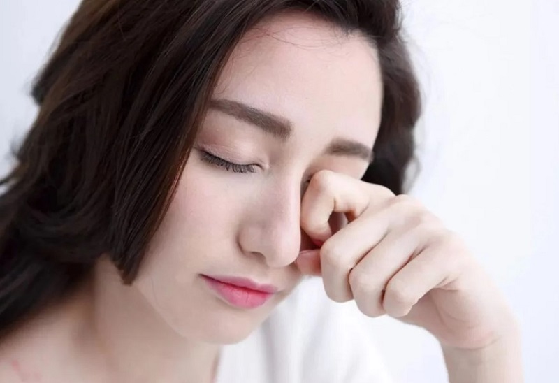 Tránh gãi hay dụi mắt có thể gây tổn thương mí mắt