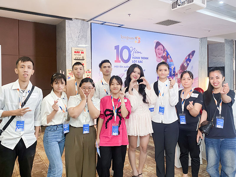 Một số thí sinh Hành trình Lột xác mùa 7 chụp ảnh cùng tiktoker Xuân Ca