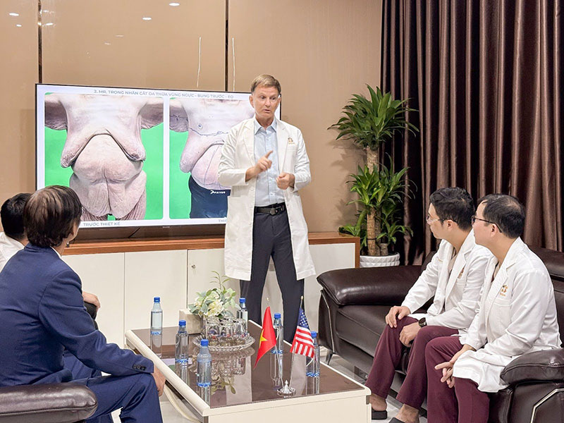 Đội ngũ bác sĩ thảo luận kế hoạch phẫu thuật cho Trọng Nhân