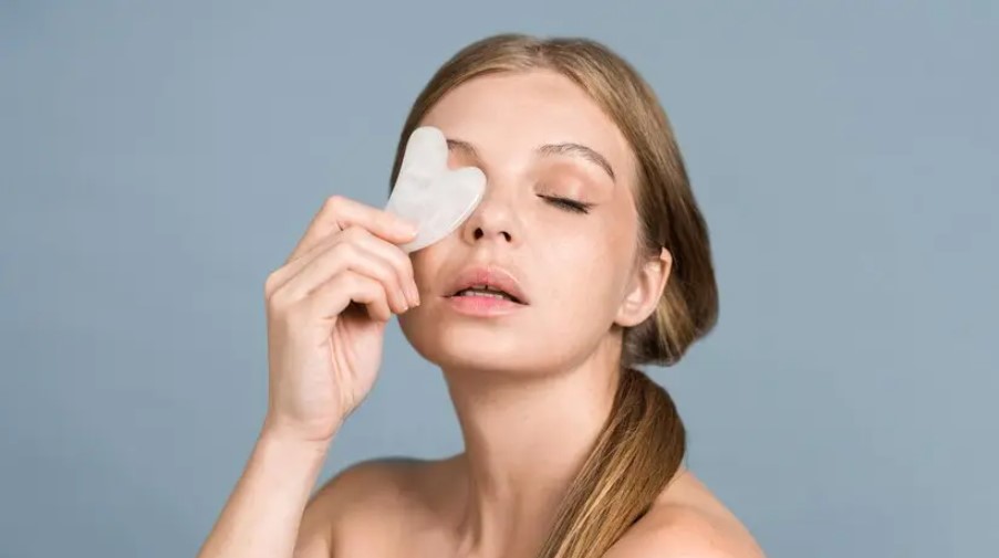 Chườm lạnh mí mắt để giảm sưng