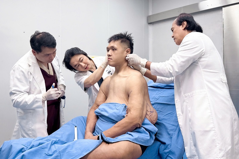 Ekip bác sĩ đo vẽ trước khi tiến hành phẫu thuật