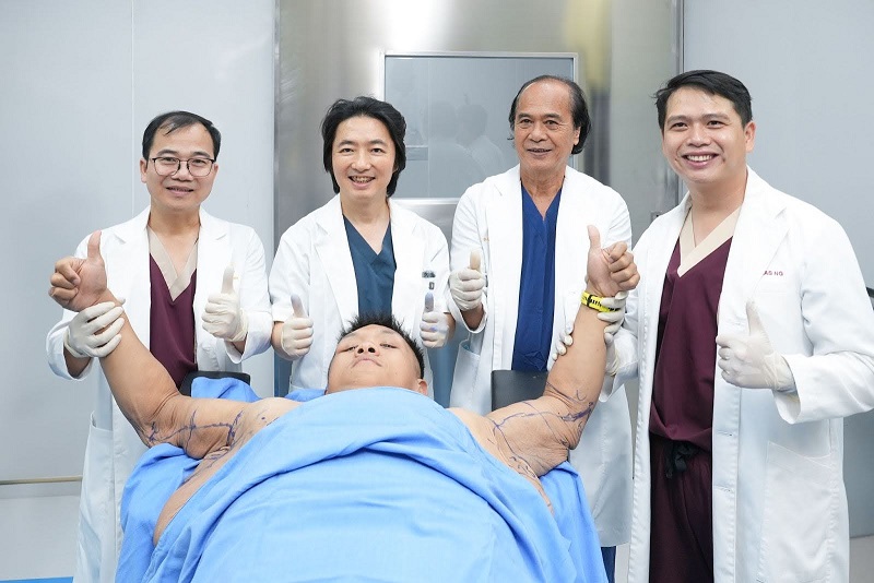 Các bác sĩ luôn sát bên động viên tinh thần Trọng Nhân