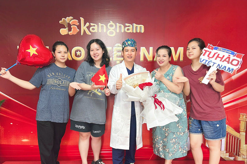 4 mẹ con đến Kangnam nâng mũi 