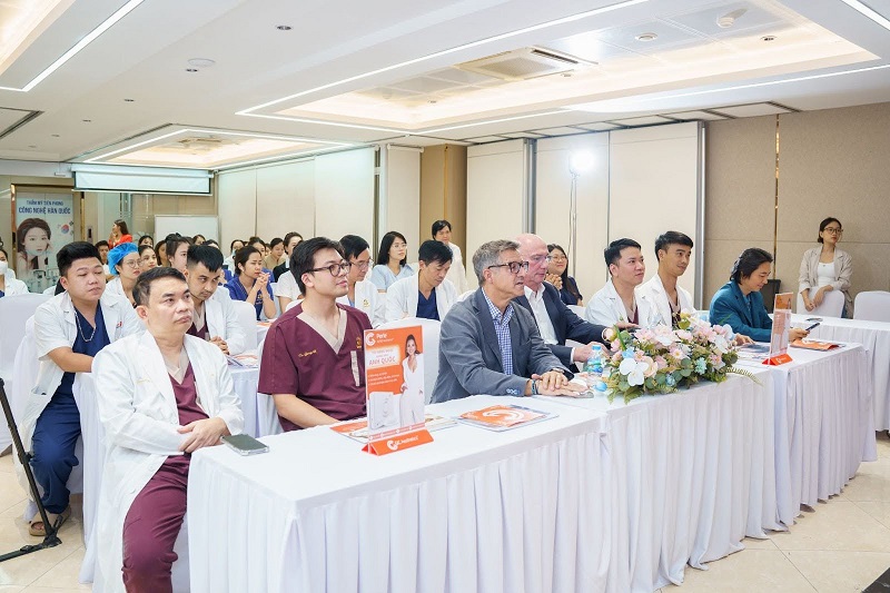 Sự kiện có sự tham gia của đội ngũ bác sĩ Kangnam và đại diện nhãn hàng