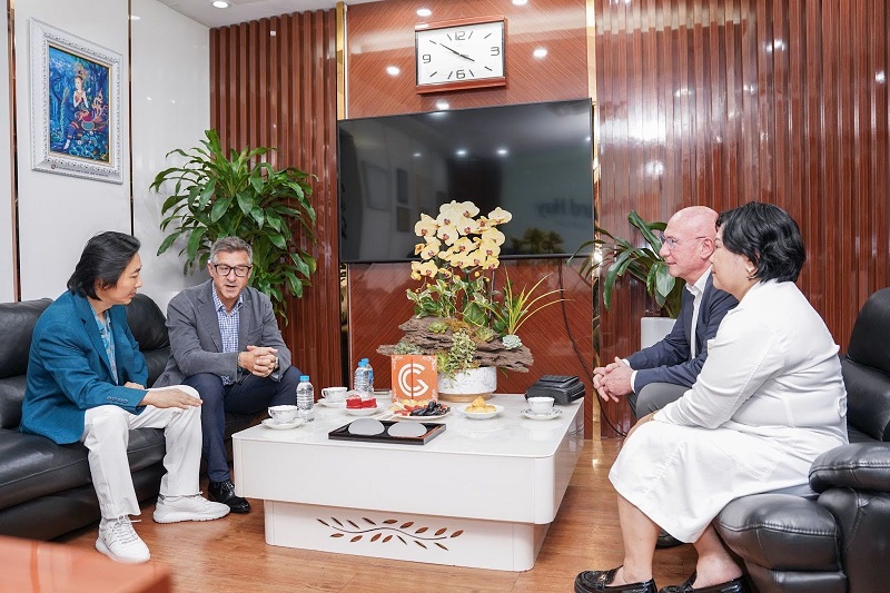 TS.BS Richard Huy và đại diện nhãn hàng trao đổi kiến thức về thẩm mỹ vòng 1