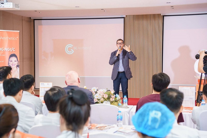 Đại diện nhãn hàng chia sẻ về túi ngực