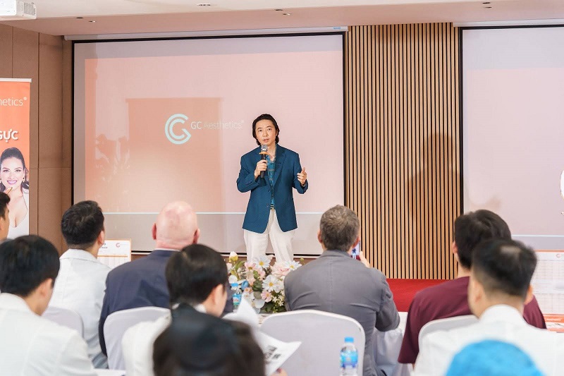 TS.BS Richard Huy chia sẻ tại sự kiện